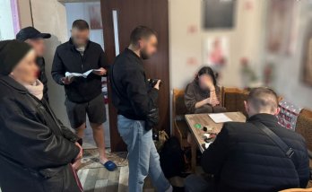 Правоохоронці проводять обшуки у салоні