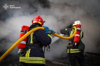 70 рятувальників на Львівщині загасили пожежу спричинену влучанням російської ракети – 01