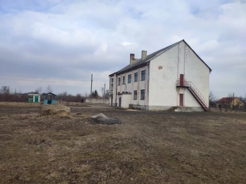 Двоповерховий будинок зі складами у Мостиськах продали в 1000 разів дорожче стартової ціни – 01