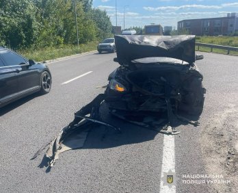 Біля Львова через зіткнення з Tesla згорів автомобіль – 04