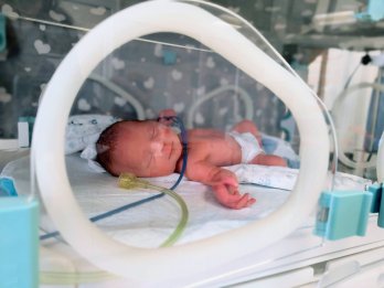 Львівські лікарі 3 місяці зберігали вагітність після відходження вод у матері – 04
