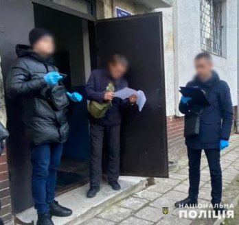 У Львові двоє чоловіків вночі підпалили вхідні двері квартири – 01