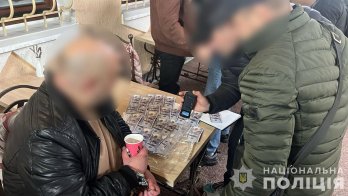 На Львівщині поліція затримала двох чоловіків за продаж фіктивних посвідчень волонтера