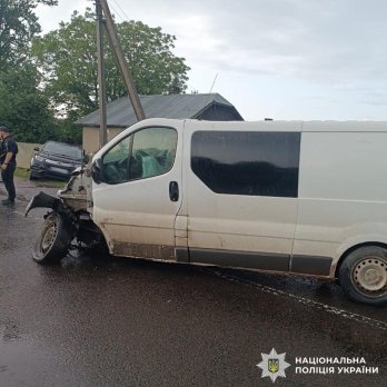 Через ДТП з мікроатобусом біля Жовкви до лікарні потрапили двоє людей – 03