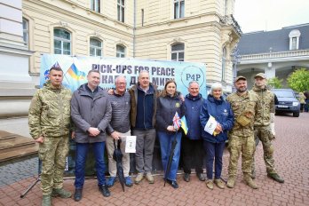 Іноземні волонтери доставили на Львівщину ще 46 позашляховиків для українських військових – 03