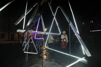На площі Маланюка у Львові відкрили музичну ялинку – 01
