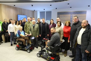 Медзаклади Львівщини отримали 50 нових електроскутерів для людей з інвалідністю – 01