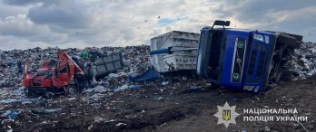 На сміттєзвалищі у Стрию зіткнулися дві вантажівки – 02