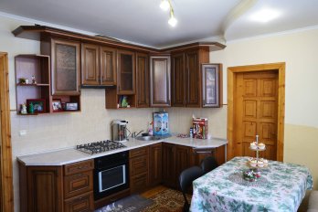 Багатодітній сімʼї з Маріуполя на Львівщині придбали будинок – 01