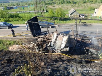 На Золочівщині внаслідок ДТП згоріла вантажівка: 56-річний водій загинув – 01