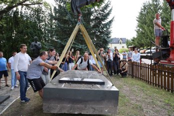 Привезення на Львівщину надрогробку з могили Коновальця у Роттердамі