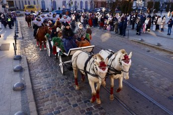 У Львові відбувся унікальний різдвяний вертеп за участю ветеранів-вершників – 05