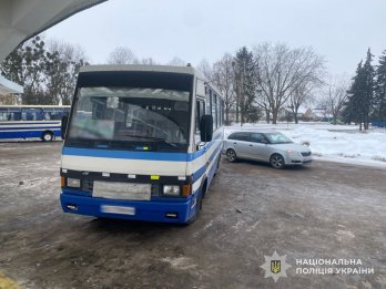На автовокзалі у Львові водій маршрутки заднім ходом наїхав на 69-річну жінку – 02