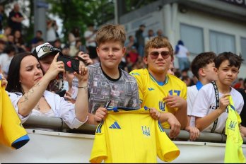 П’ять тисяч голосів, «Червона рута» і тату про солдата: збірна повернулась до Львова – 07