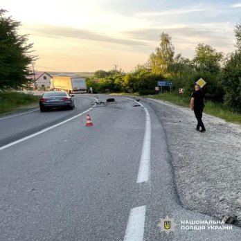На Львівщині Mercedes зіткнувся з вантажівкою: постраждало троє дітей – 03
