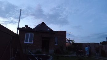 Через негоду у селі на Львівщині в десятках будинків зірвало дахи та вибило вікна – 03