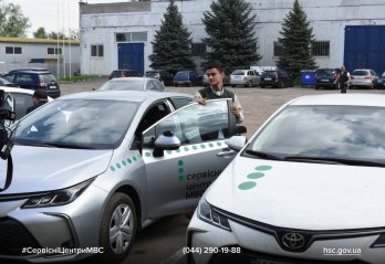 У Львові двоє людей із порушенням слуху вперше отримали водійські права – 03