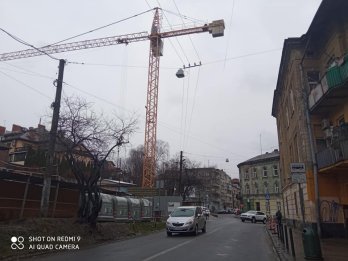 Нависаючий кран на будівництві. Фото: «Гаряча лінія міста Львова»