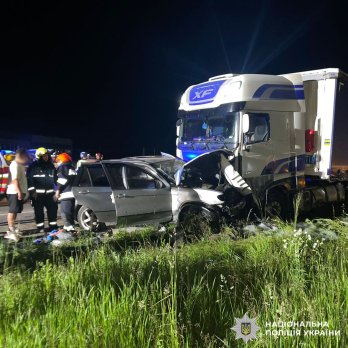 Водій BMW X5 потрапив у реанімацію після зіткнення з вантажівкою на Львівщині