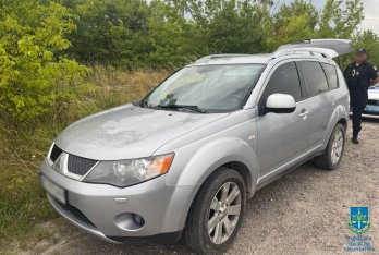 На Золочівщині водія з патронами в авто викрили на спробі дати хабар поліцейському – 01