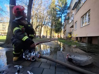 У Львові через дитячі пустощі із запальничкою згорів балкон у п’ятиповерхівці – 02