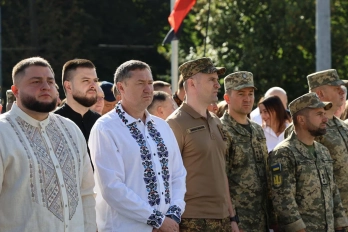 У Львові діти захисників підняли прапор на найбільший флагшток області – 02