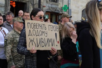 Ветеран з ампутацією рук і ніг підняв прапор до 770-річчя Львова – 01