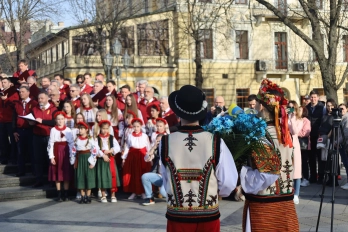 У центрі Львова сотні людей відзначили річницю від дня народження Шевченка