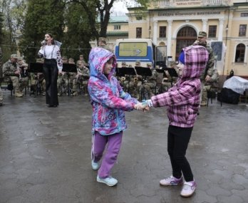 Львівський оркестр Академії сухопутних військ виступив для переселенців – 08