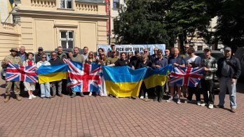 Британські волонтери передали у Львові ще 14 позашляховиків для українських військових – 01