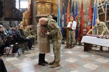 Родинам загиблих воїнів 24-ї бригади у Львові вручили ордени “Хрест Героя”