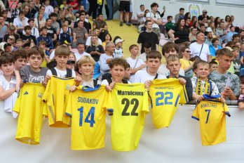 П’ять тисяч голосів, «Червона рута» і тату про солдата: збірна повернулась до Львова – 01