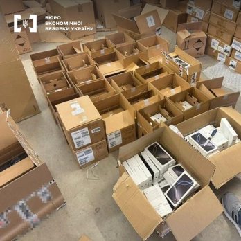 На кордоні з Польщею викрили контрабанду парфумів і телефонів у коробках з-під ковбаси – 01