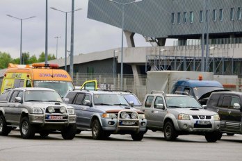 Литовські волонтери привезли на Львівщину понад 70 авто для українських захисників – 02