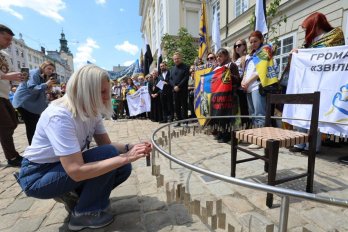 У центрі Львова встановили крісло, яке нагадує про полонених і зниклих безвісти військових – 01