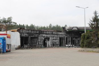 Вид на зруйновану заправку у гостомелі Фото: Вікторія Кульженко