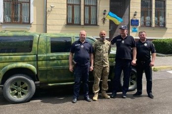 На Золочівщині поліцейські придбали та передали на фронт позашляховик – 01