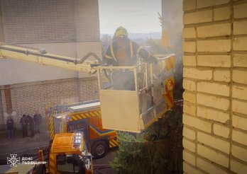 Через пожежу в багатоповерхівці у Львові рятувальники евакуювали п’ятьох дітей – 03