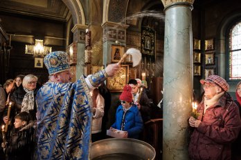 На Стрітення у Львові запалили свічки на могилах загиблих воїнів