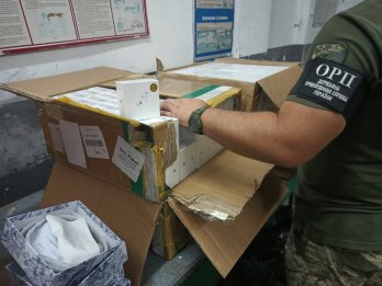 У “Шегинях” виявили контрабанду навушників та ременів відомих брендів – 01
