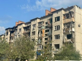 Росіяни обстріляли школу та житлові будинки Слов'янська: є загиблі та поранені – 04