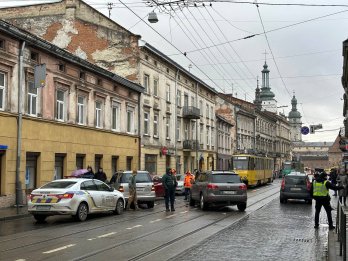 У центрі Львова зіткнулися три авто: рух трамваїв зупинився на півтори години – 03