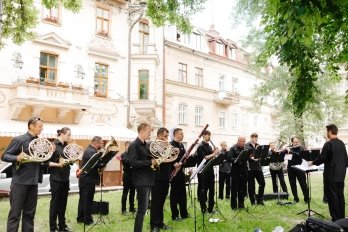 Львівська філармонія зібрала на благодійному ярмарку майже 150 тисяч гривень для військових – 04