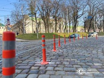 На перехресті двох вулиць у Львові встановили 17 делінеаторів – 03