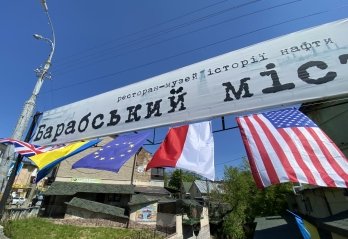 Ресторан в центрі Борислава прикрасили прапорами союзників України – 02