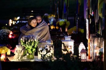 Львів’яни одночасно запалили лампадки на полях Почесних поховань воїнів – 01