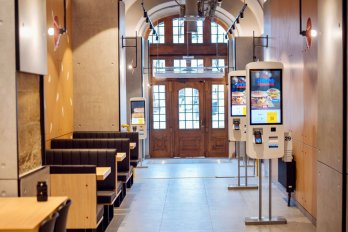 Біля Ратуші у Львові відкрили новий ресторан McDonald's – 01
