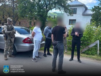 Обіцяли за 18,2 тисячі доларів допомогти втекти з армії і виїхати за кордон: у Львові затримали підозрюваних – 03