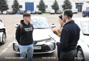 У Львові двоє людей із порушенням слуху вперше отримали водійські права – 02