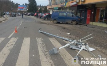 П’яний водій у Брюховичах в’їхав у паркан, авто та електроопору: постраждав пішохід